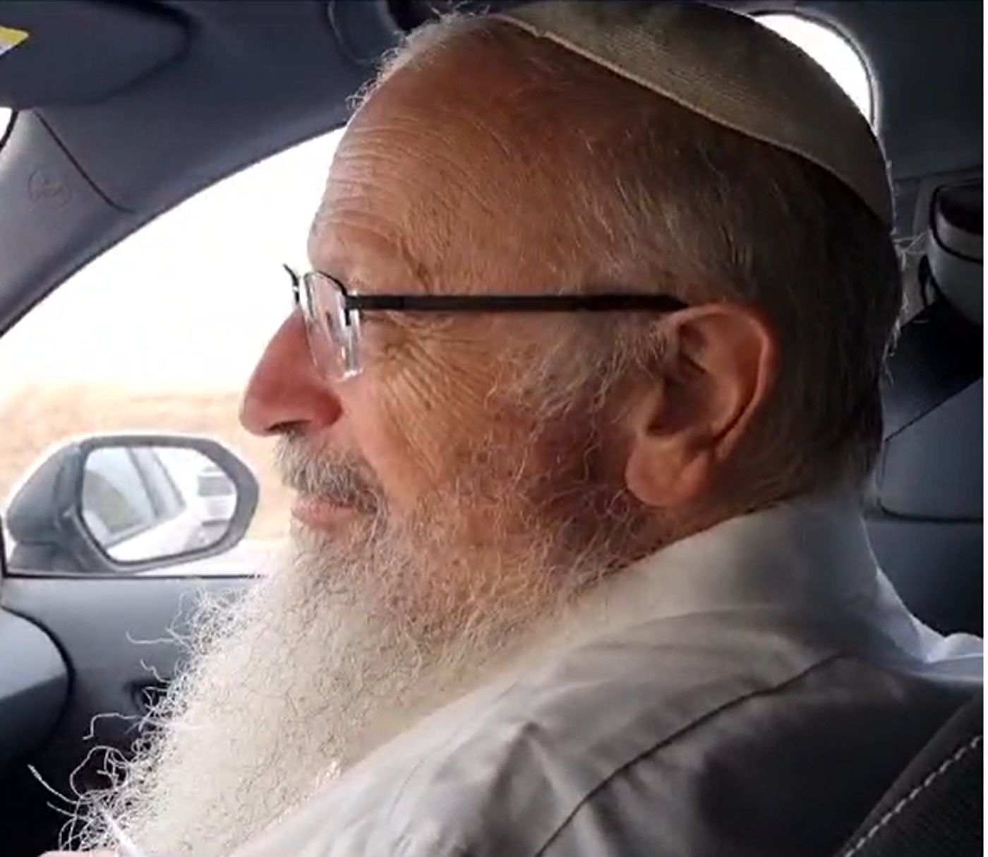 הרב שמואל אליהו הגיע לאיזור הקרבות בדרום. צפו