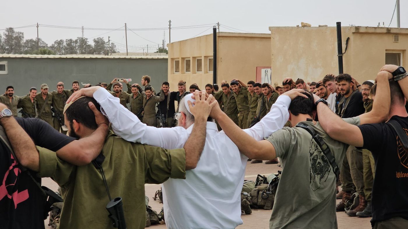 תיעוד מצמרר: הרב אליהו והלוחמים בתפילה ושירה