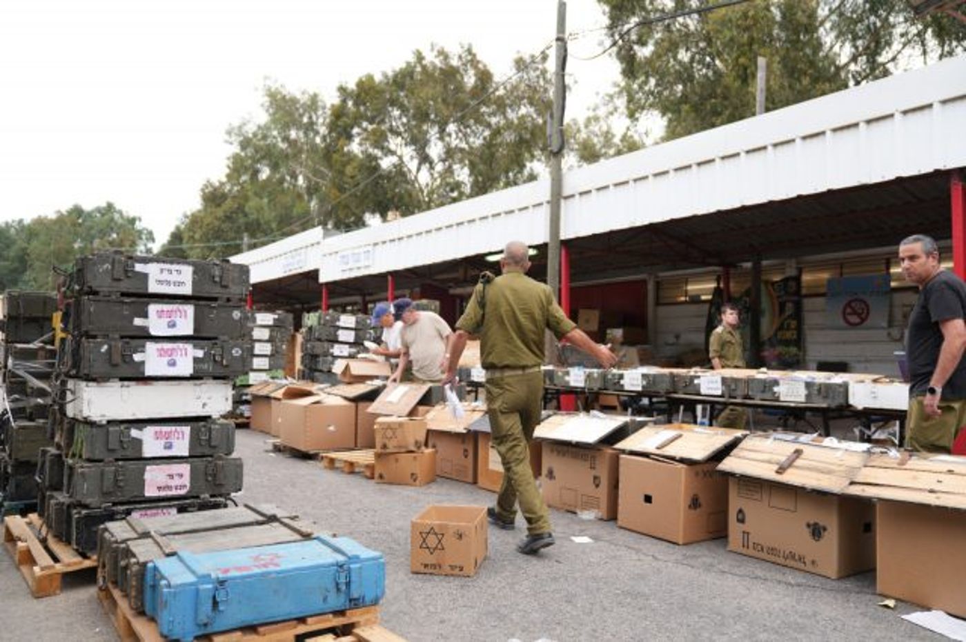 ציוד רפואי נארז בדרך ליחידות (דובר צה"ל)