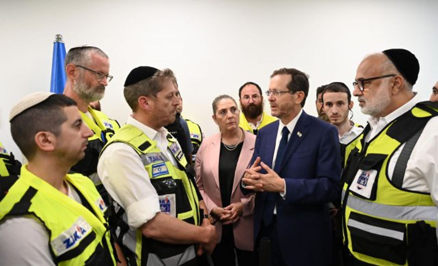 הרצוג עם מתנדבי זק"א