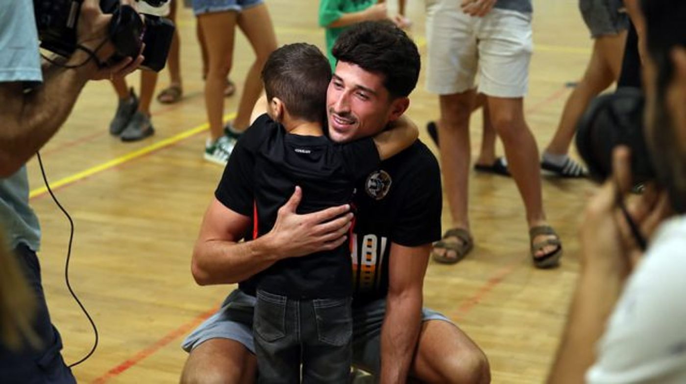 שחקני מכבי תל אביב ארחו את ילדי עוטף עזה