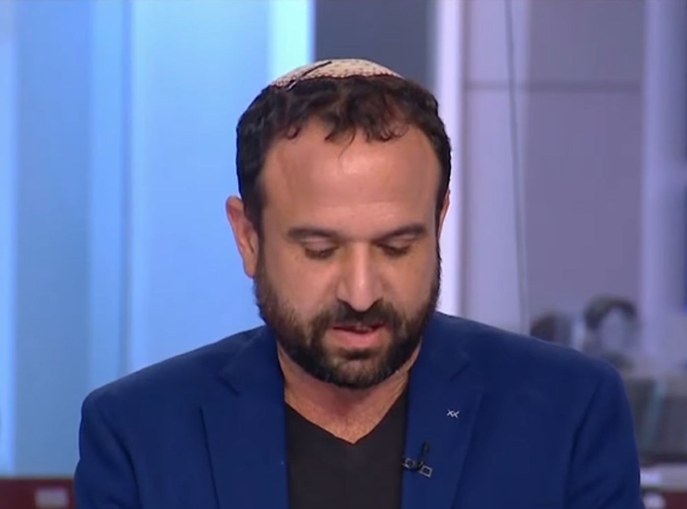 כך היועץ הסרוג בחר לסיים את השידור בחדשות 12. צפו