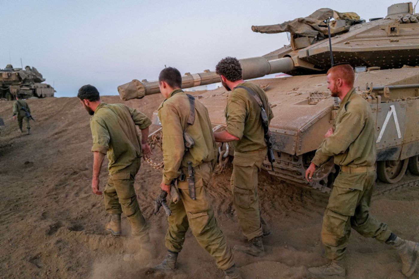 החיילים התווכחו ביניהם מי לא יצא הביתה