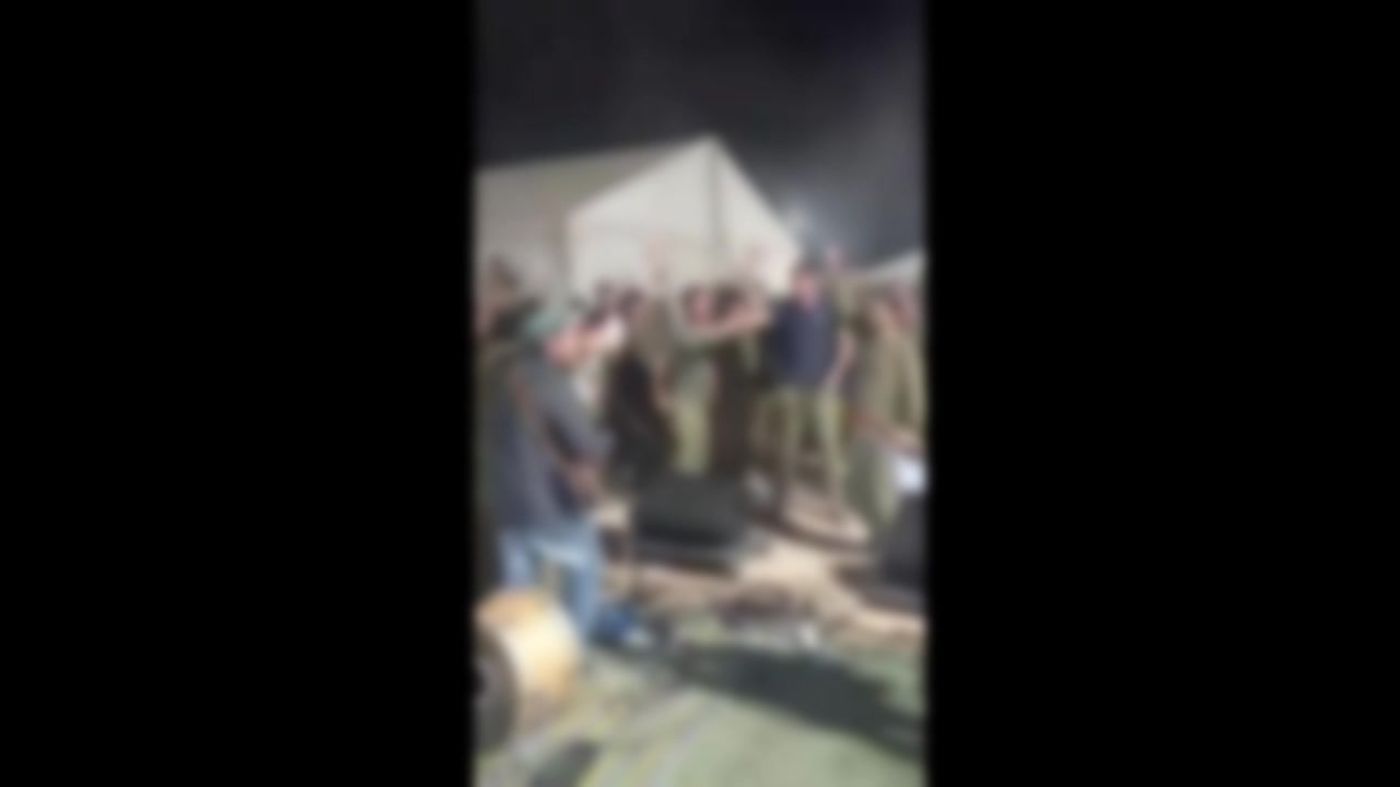 צפו: לוחמים בשטחי כינוס שרים "זכרני נא"