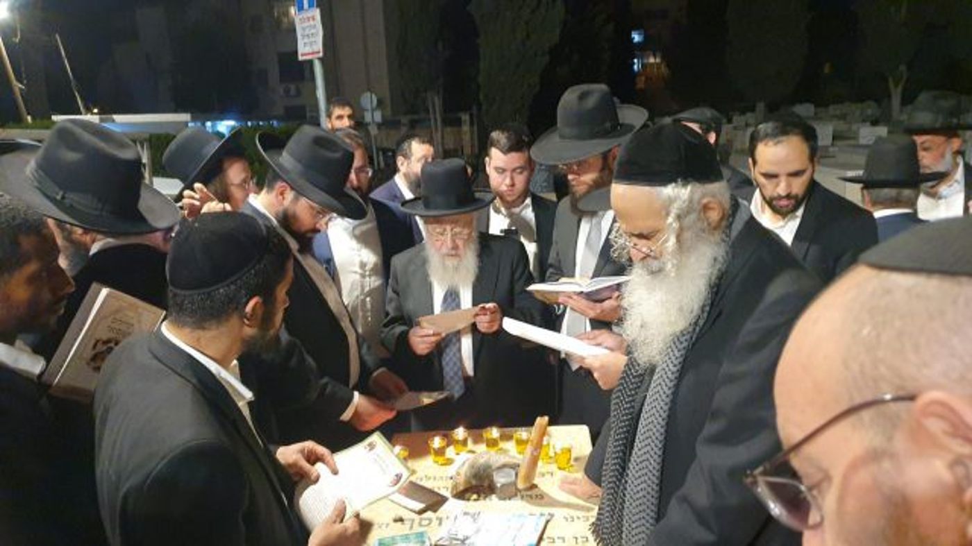עם אור ראשון: הראשון לציון עלה לקבר הרב עובדיה יוסף