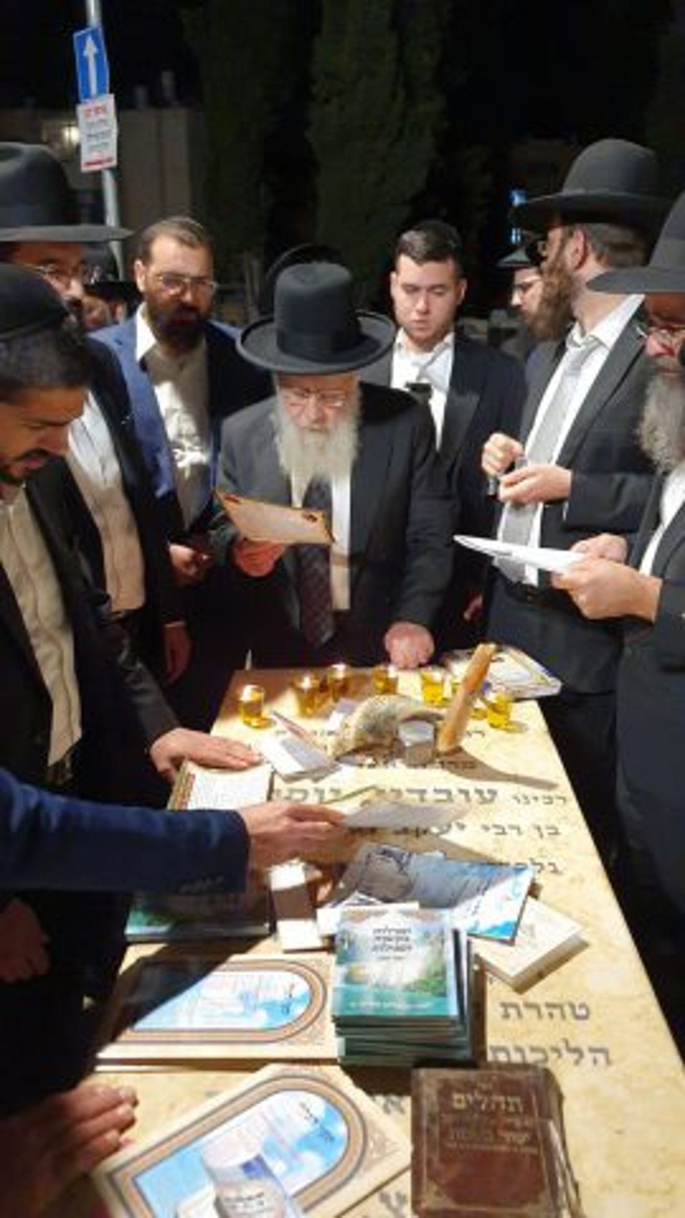 עם אור ראשון: הראשון לציון עלה לקבר הרב עובדיה יוסף