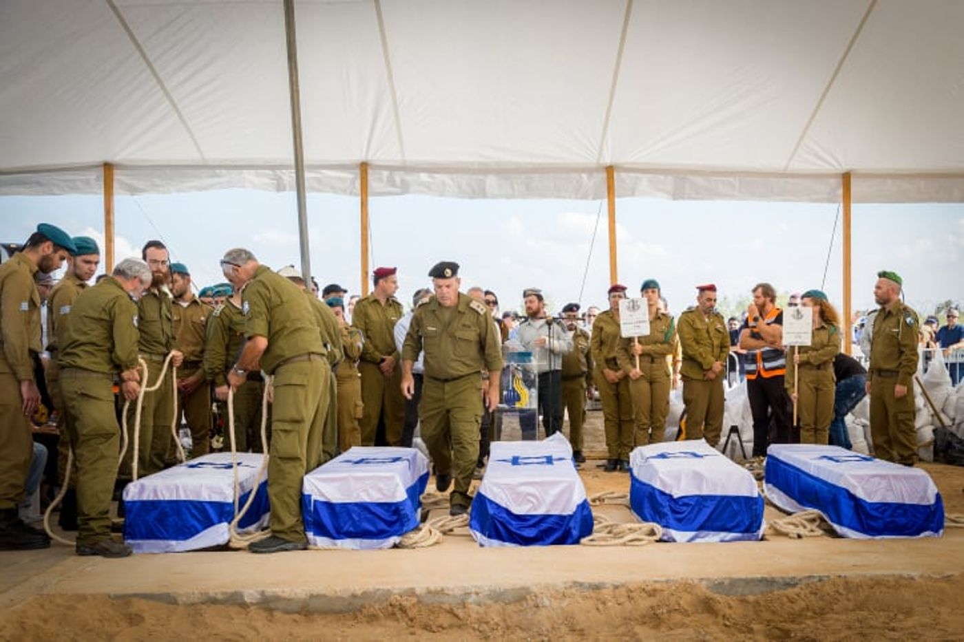 5 ארונות קבורה: בני משפחת קוץ הובאו למנוחה