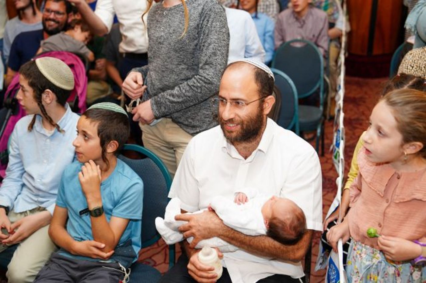 אב המשפחה עם התינוק (באדיבות המשפחה)