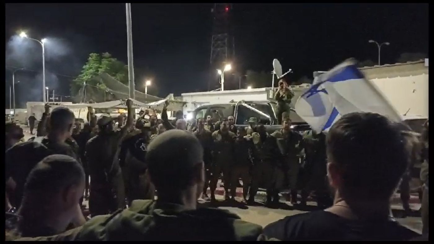 מרגש: הכנסת ספר תורה בבסיס שהותקף ע"י חמאס
