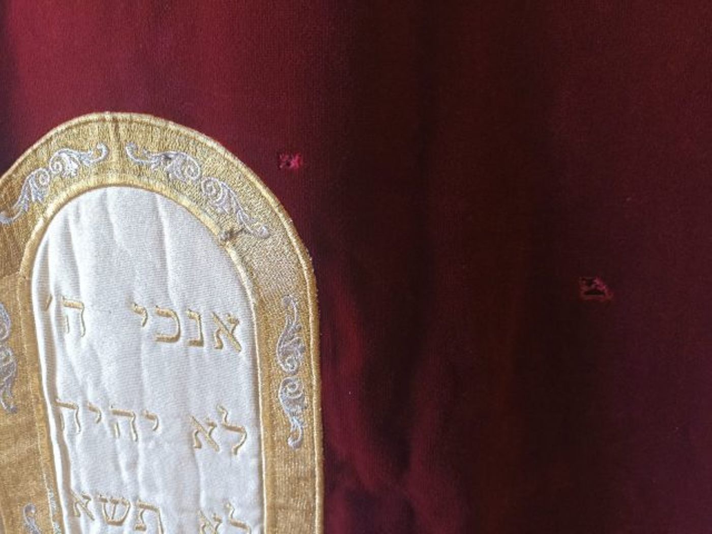 פרוכת ארון הקודש שחדרו בה קליעים