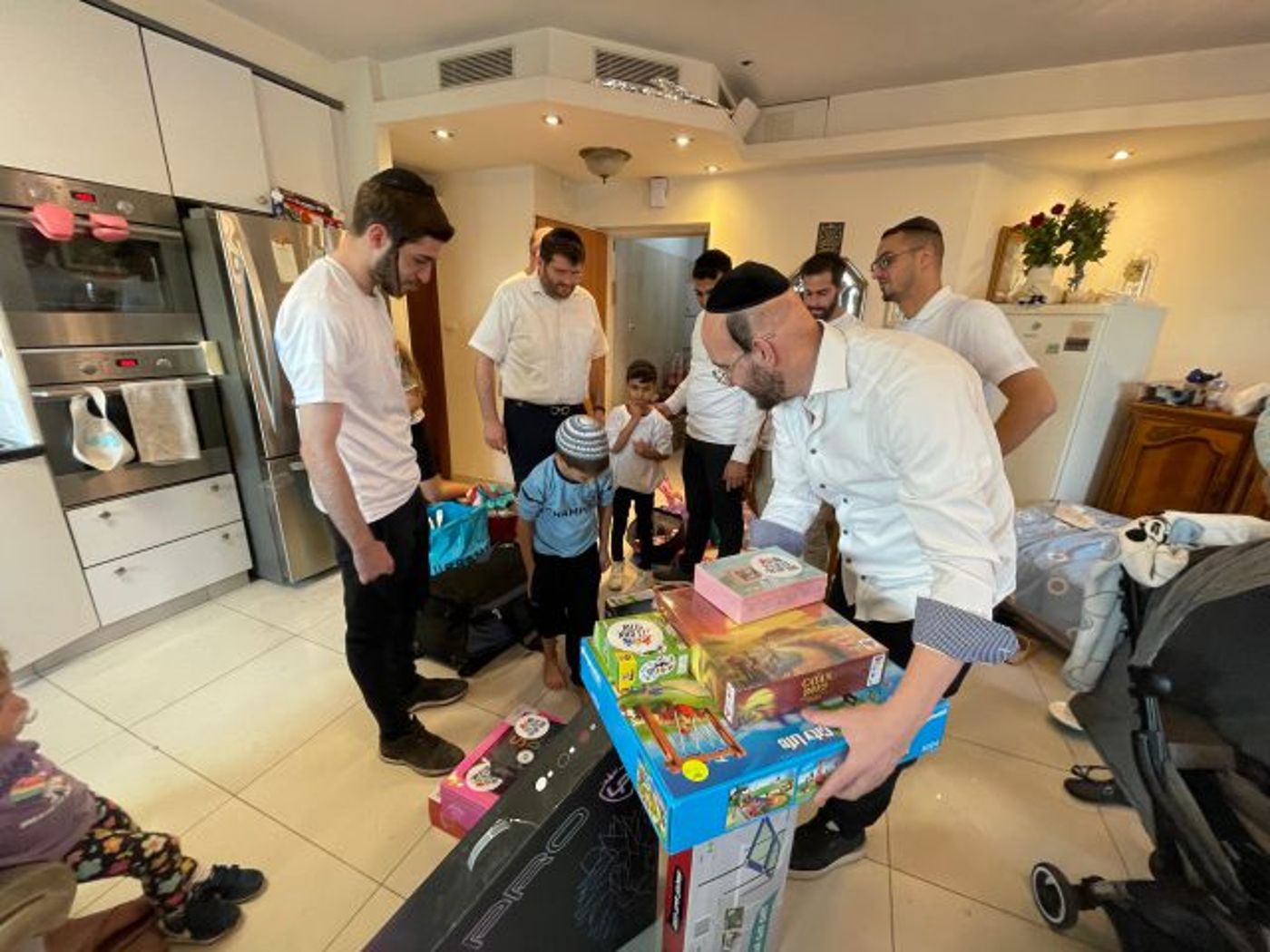 צמד הזמרים שמכניס קצת אור למשפחות השכולות