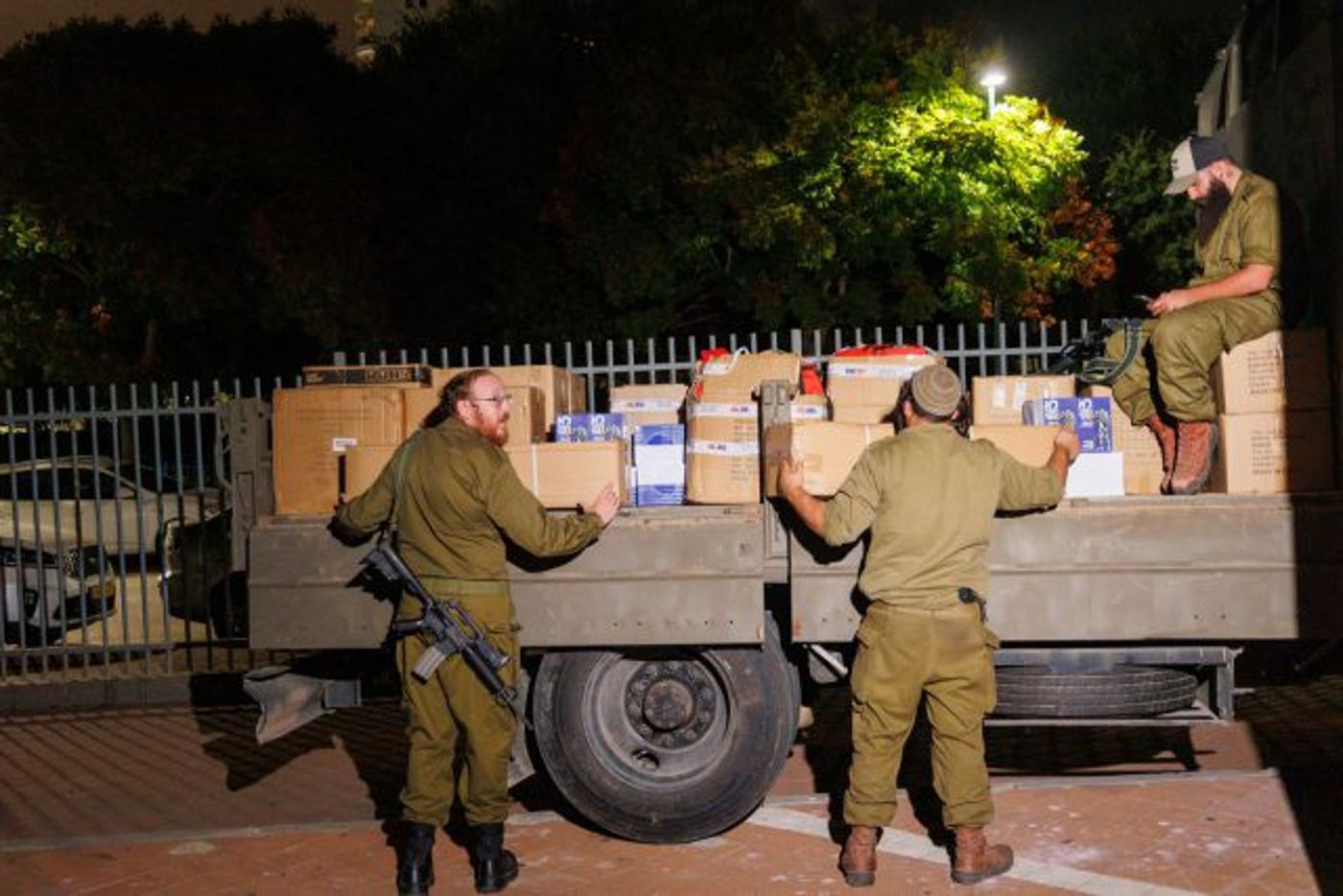 הרב מזוז בקריאה יוצאת דופן: לתרום ולסייע לחיילים בעת המלחמה