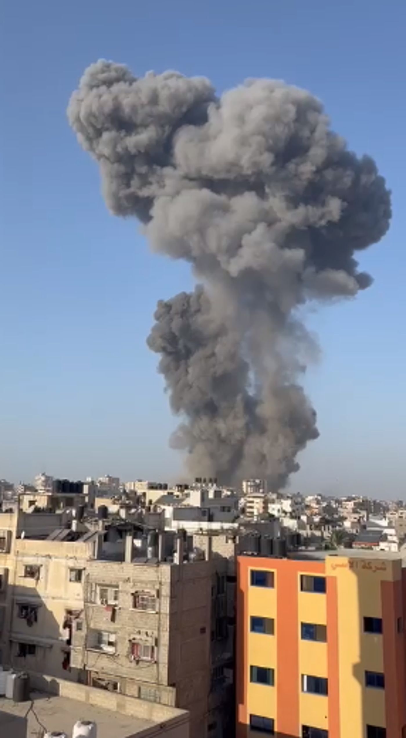 פטריית עשן ענקית ועשרות פיצוצים. צפו בתיעוד מעזה
