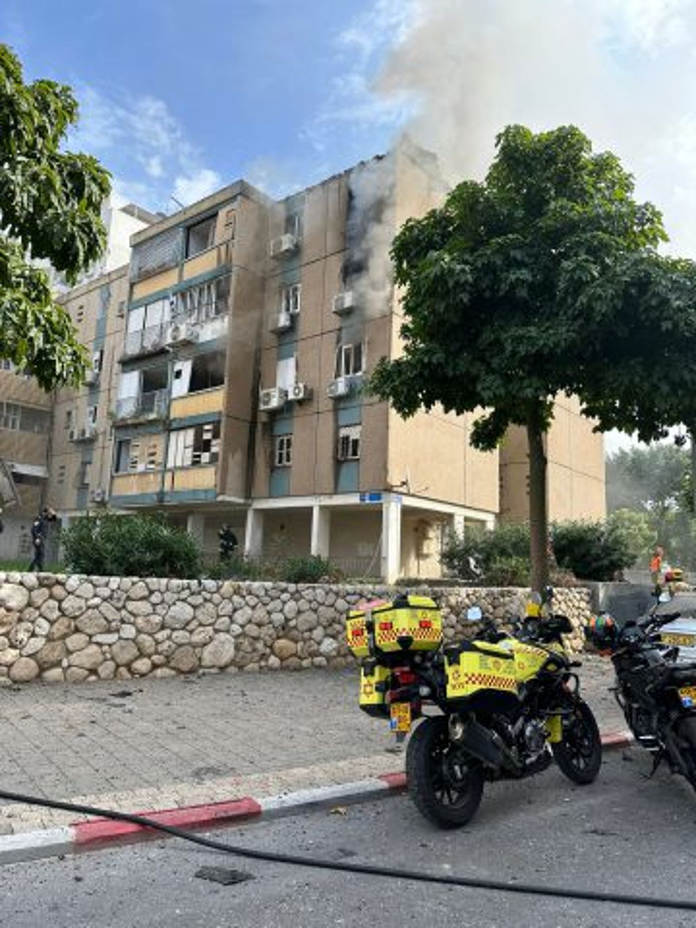 מטח חזק מאד לערים באזור המרכז, ארבעה פצועים בת"א