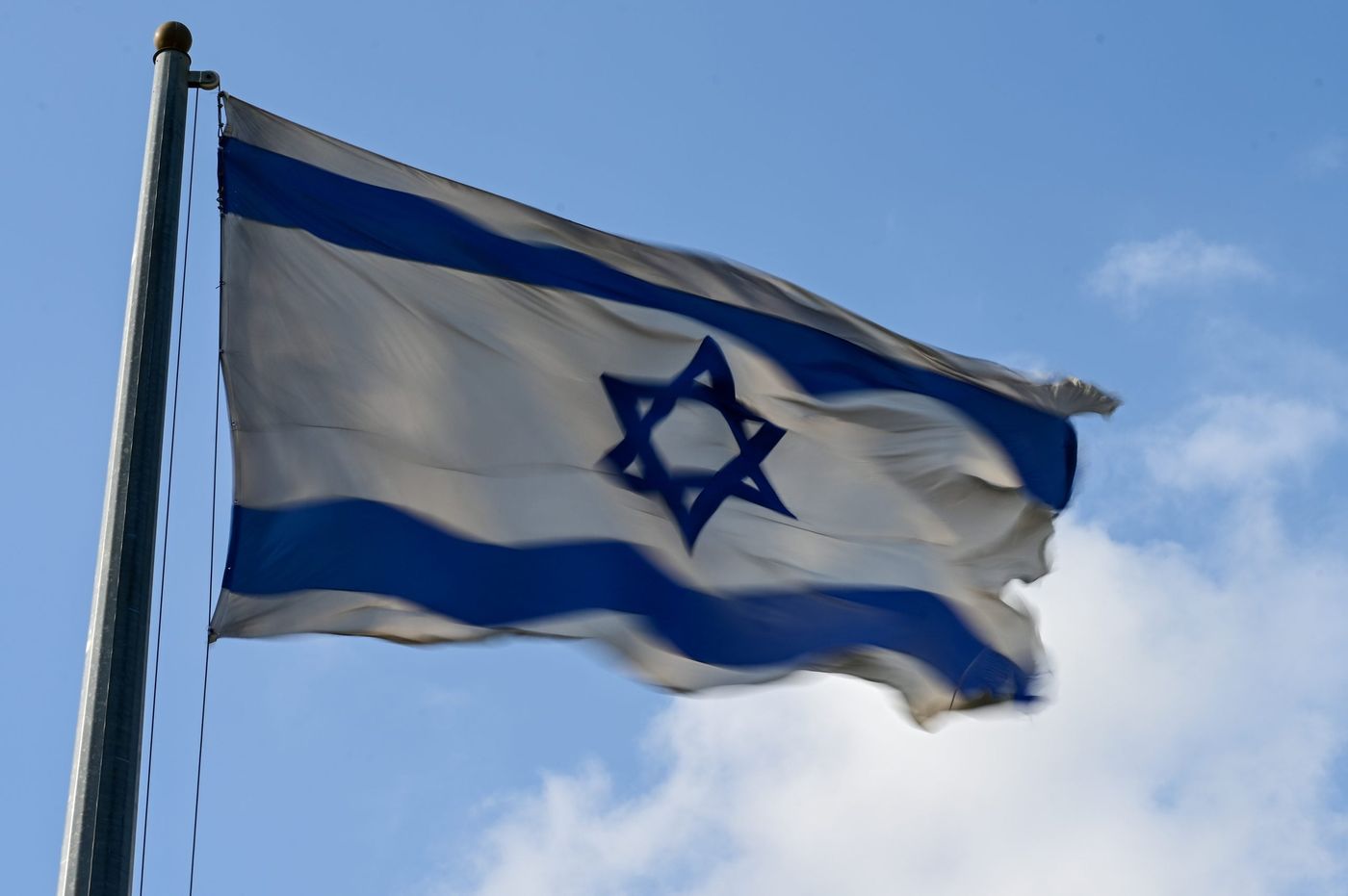 דגל ישראל הונף על בית בתוך רצועת עזה