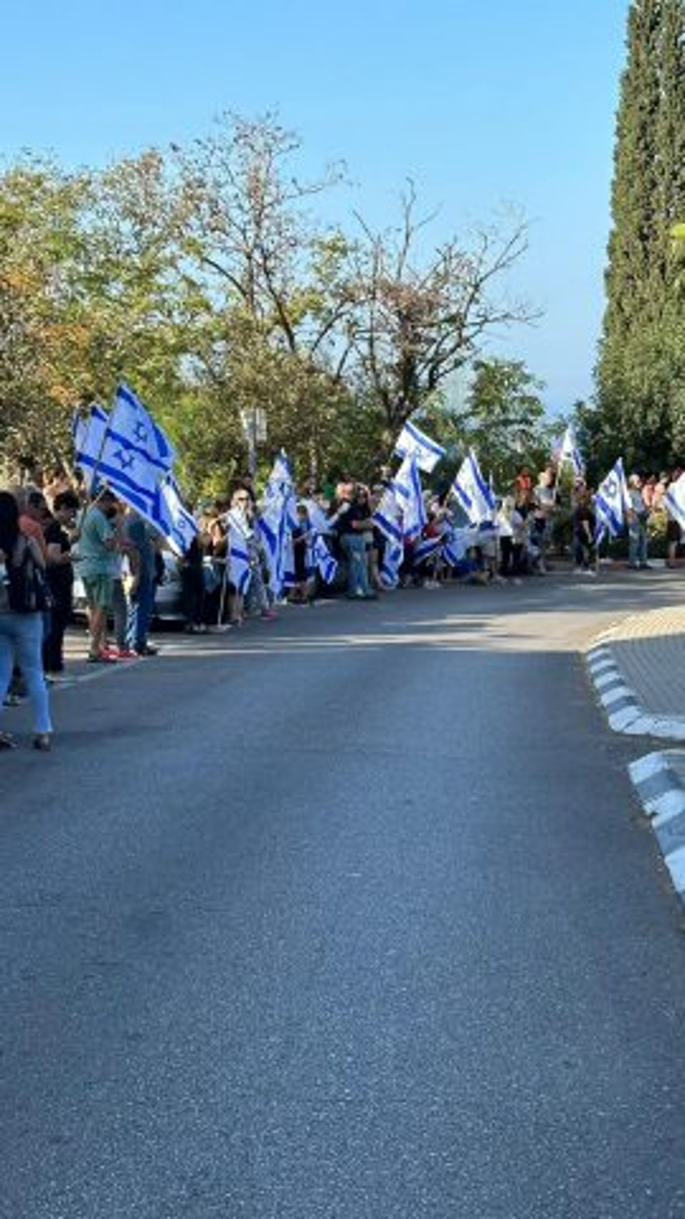 מאות ליוו בדגלי ישראל את מסע הלוויה של סרן בני וייס