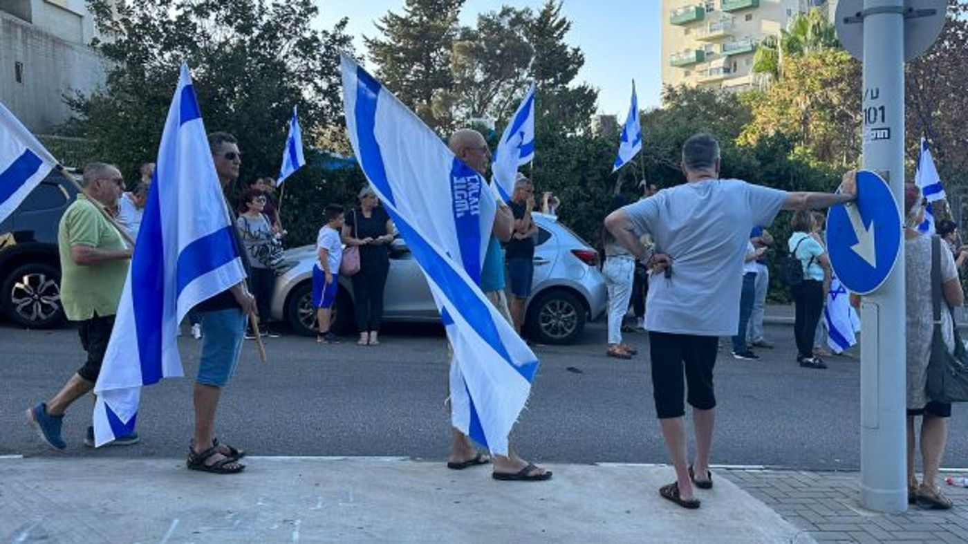מאות ליוו בדגלי ישראל את מסע הלוויה של סרן בני וייס