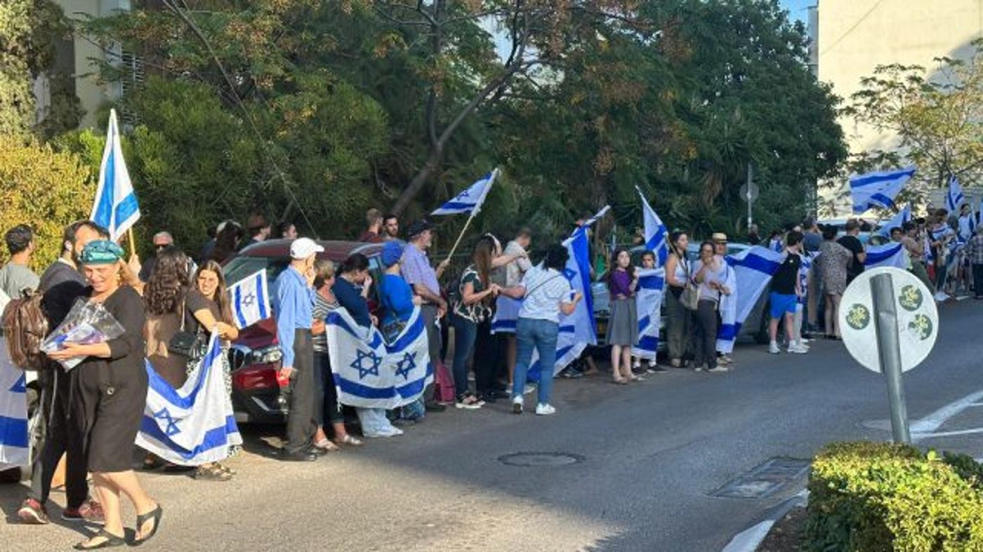 מאות ליוו בדגלי ישראל את מסע הלוויה של סרן בני וייס