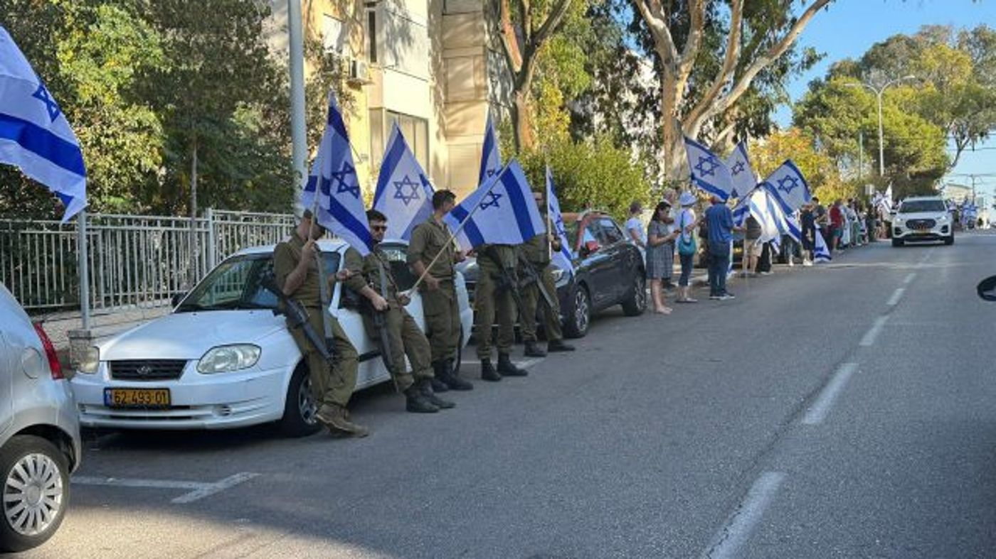 מאות ליוו בדגלי ישראל את מסע הלוויה של סרן בני וייס