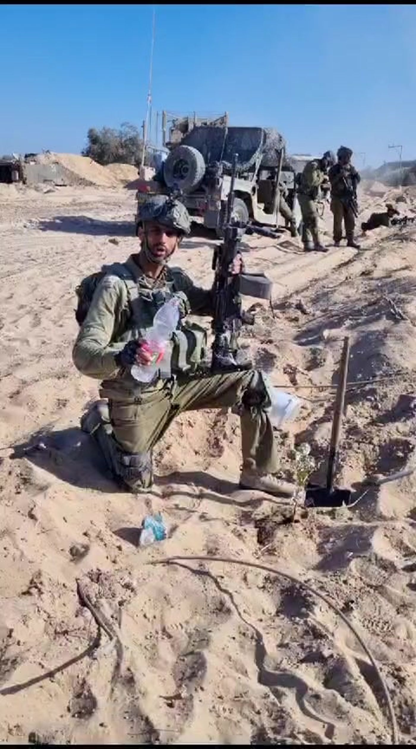 באמצע הלחימה: לוחם נטע עץ בגוש קטיף. צפו