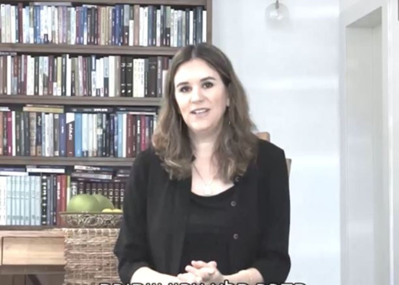 אמילי עמרוסי: להיות אמא בזמן מלחמה. צפו