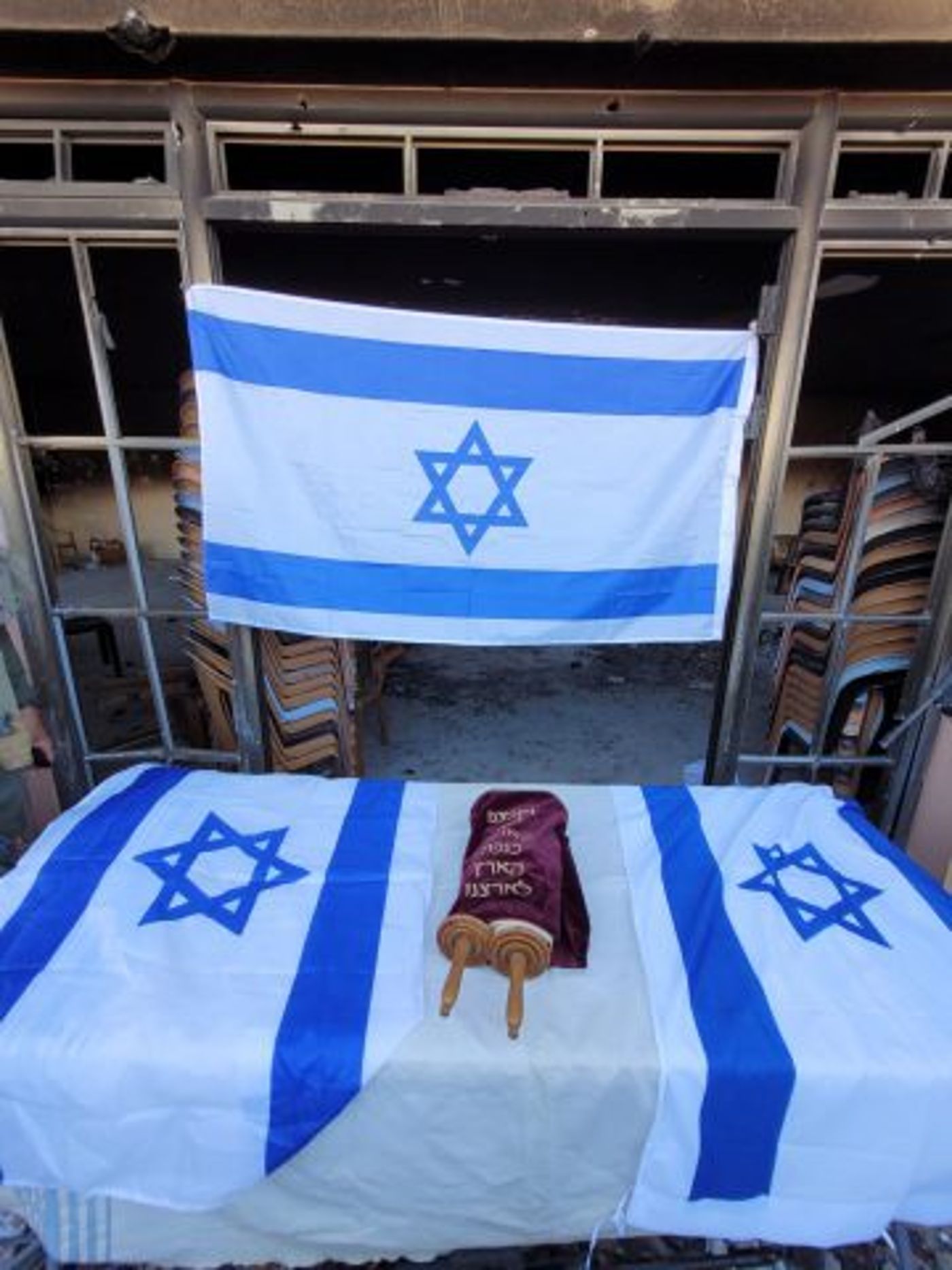 הכנסת ספר התורה בנצרים (עדי אברספלד)