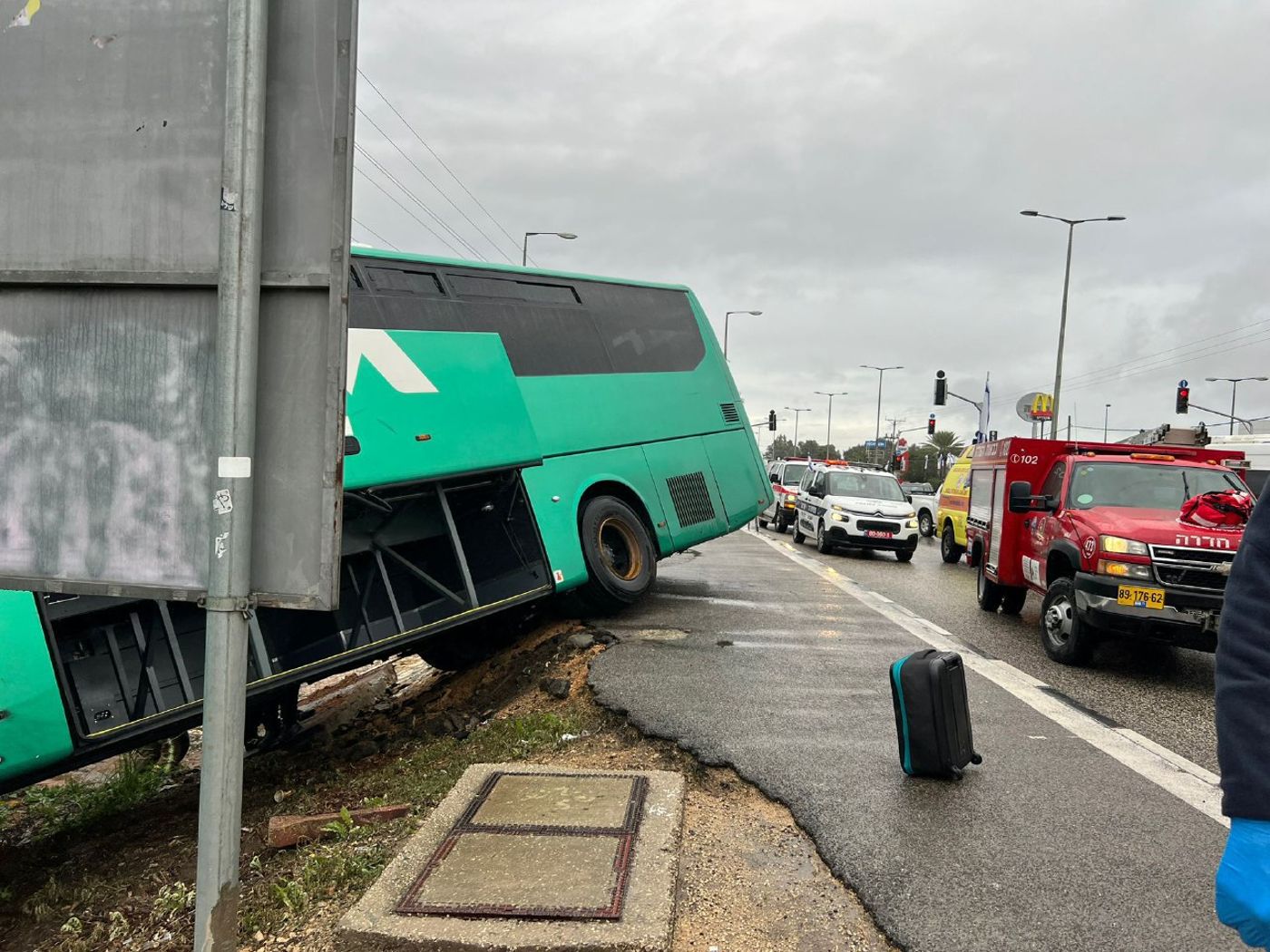 אוטובוס סטה לתעלה בגן שמואל, מספר נוסעים נפצעו