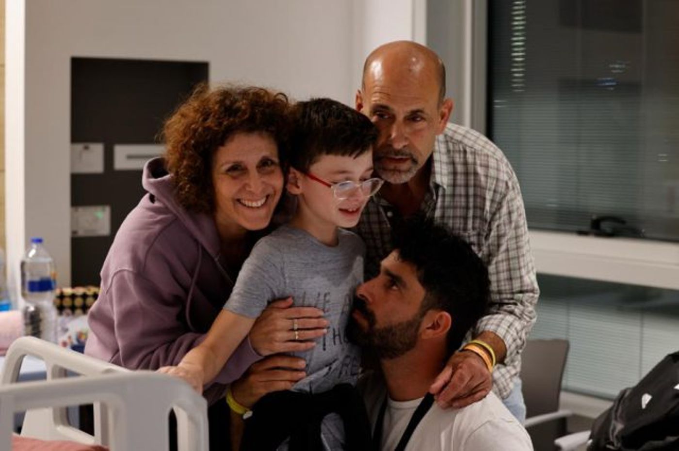 הכי מרגש: הילדים החטופים נפגשים עם בני המשפחה