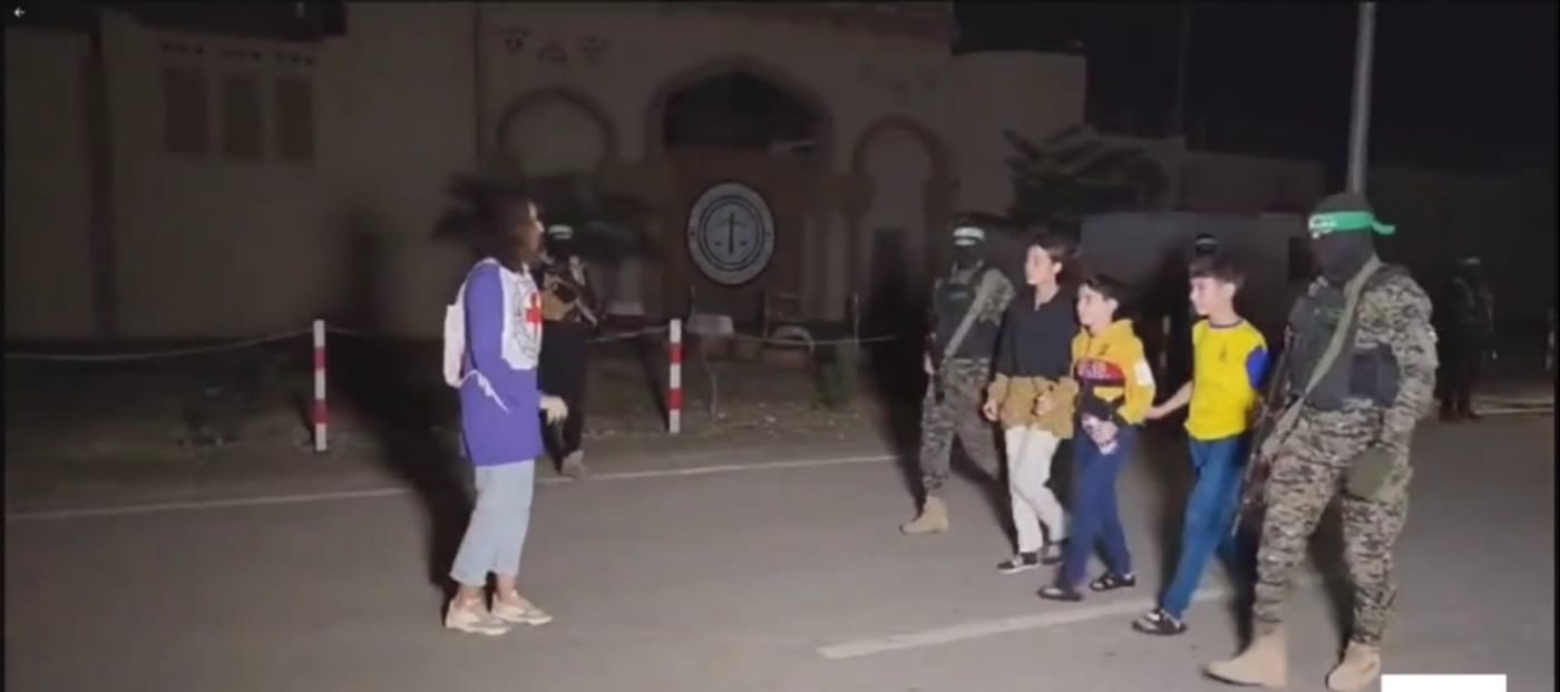 רגע העברת החטופים אמש