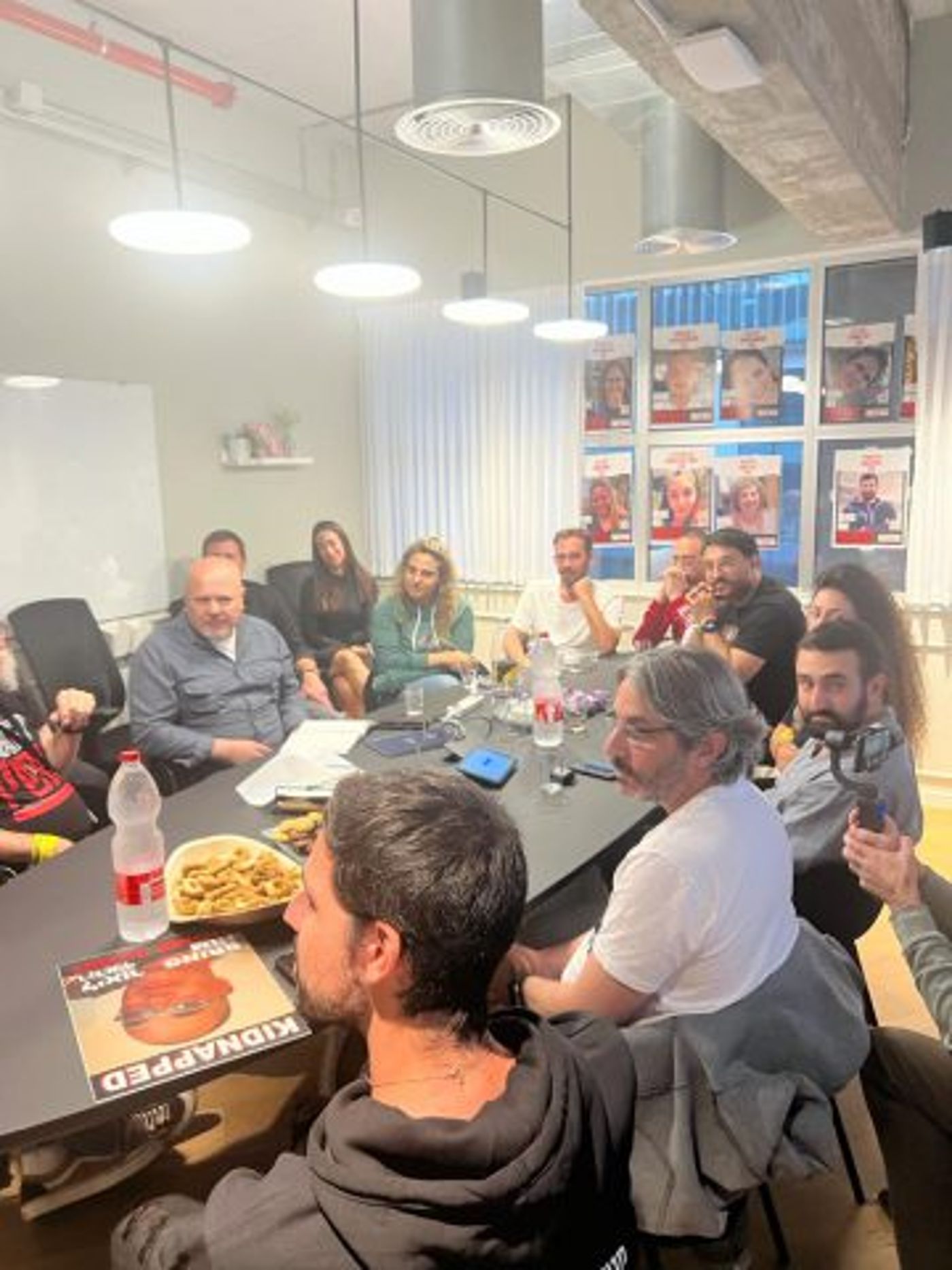 פגישת התובע עם משפחות החטופים (מטה משפחות החטופים)