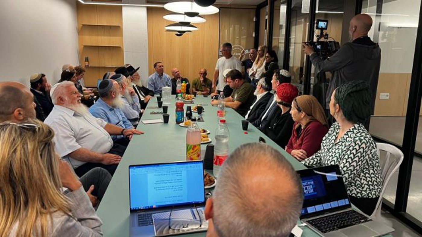בכירי רבני הציונות הדתית ביקרו בחמ"ל של 'אחים לנשק'
