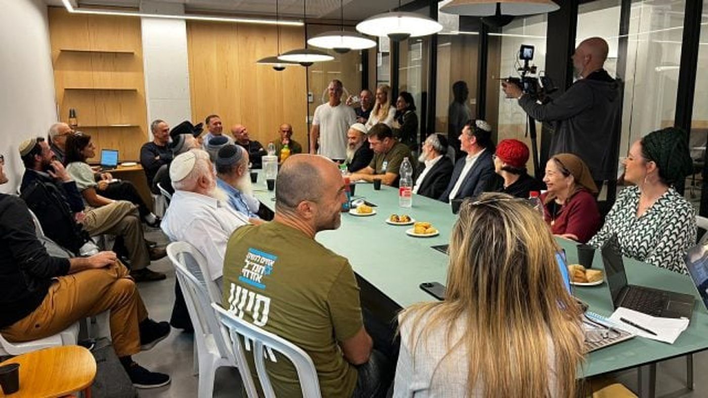בכירי רבני הציונות הדתית ביקרו בחמ"ל של 'אחים לנשק'
