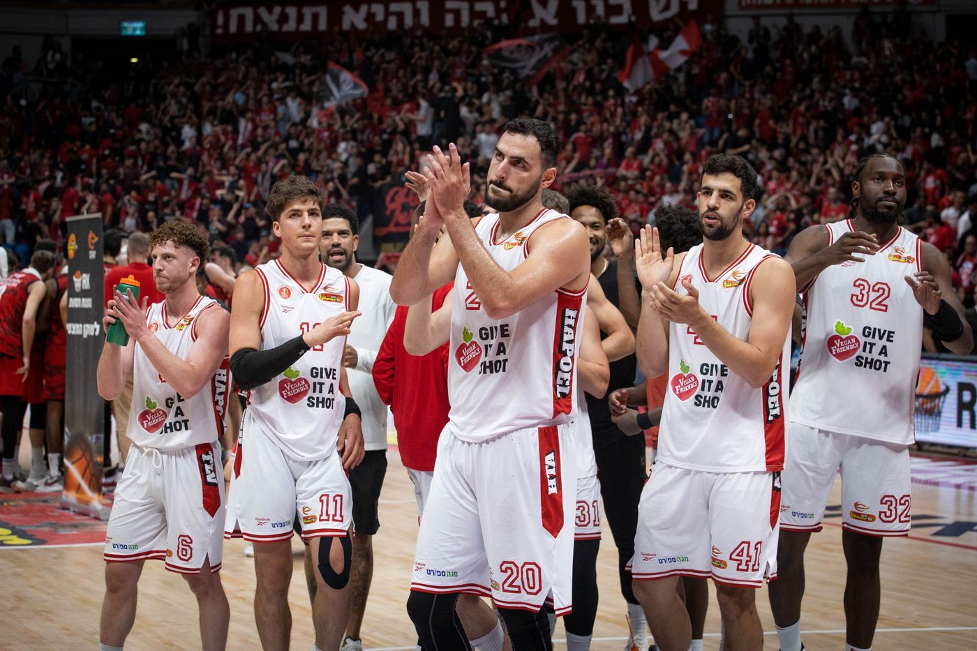 מזעזע: אוהדי הפועל ת"א ביזו טקס לזכר שוטרים