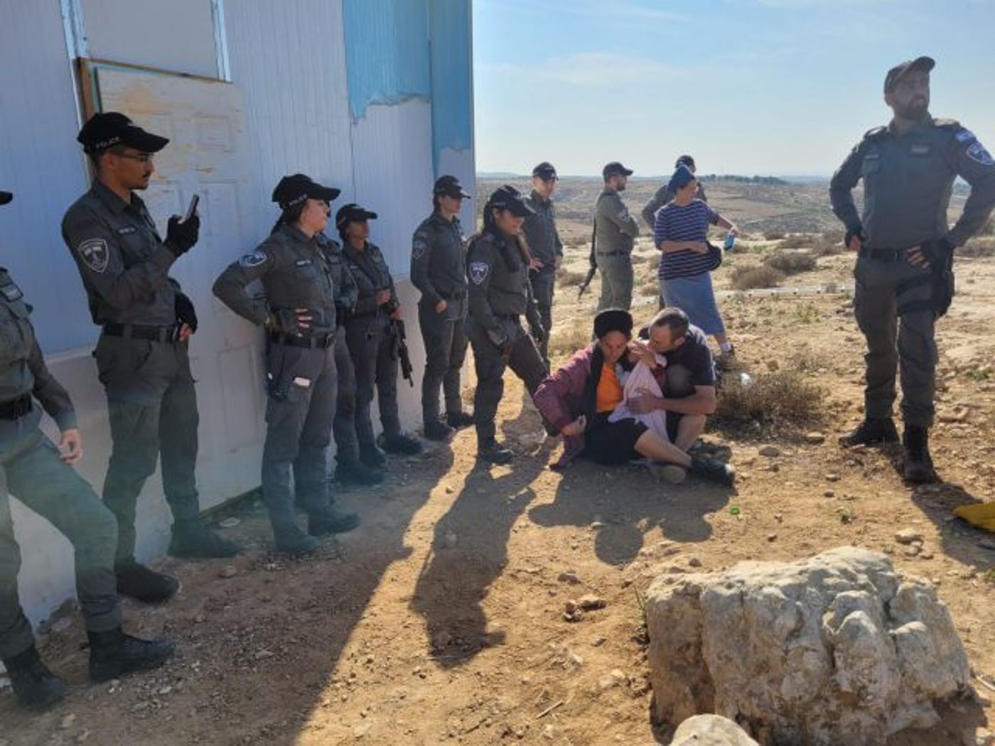 הכוחות במקום