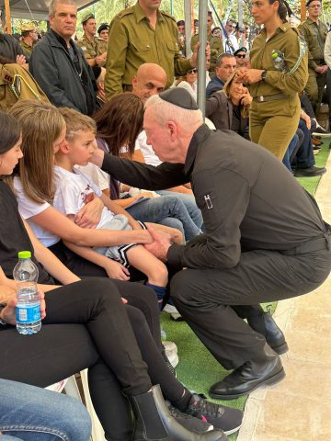 גלנט עם בני משפחת חממי (אריאל חרמוני, משרד הביטחון)
