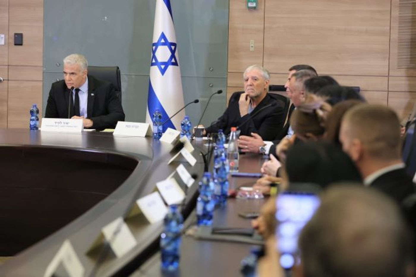 פוליטיקה קטנה: לפיד קורא להצביע נגד התקציב