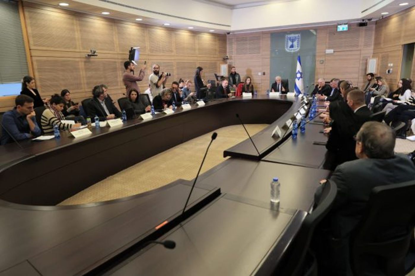 פוליטיקה קטנה: לפיד קורא להצביע נגד התקציב