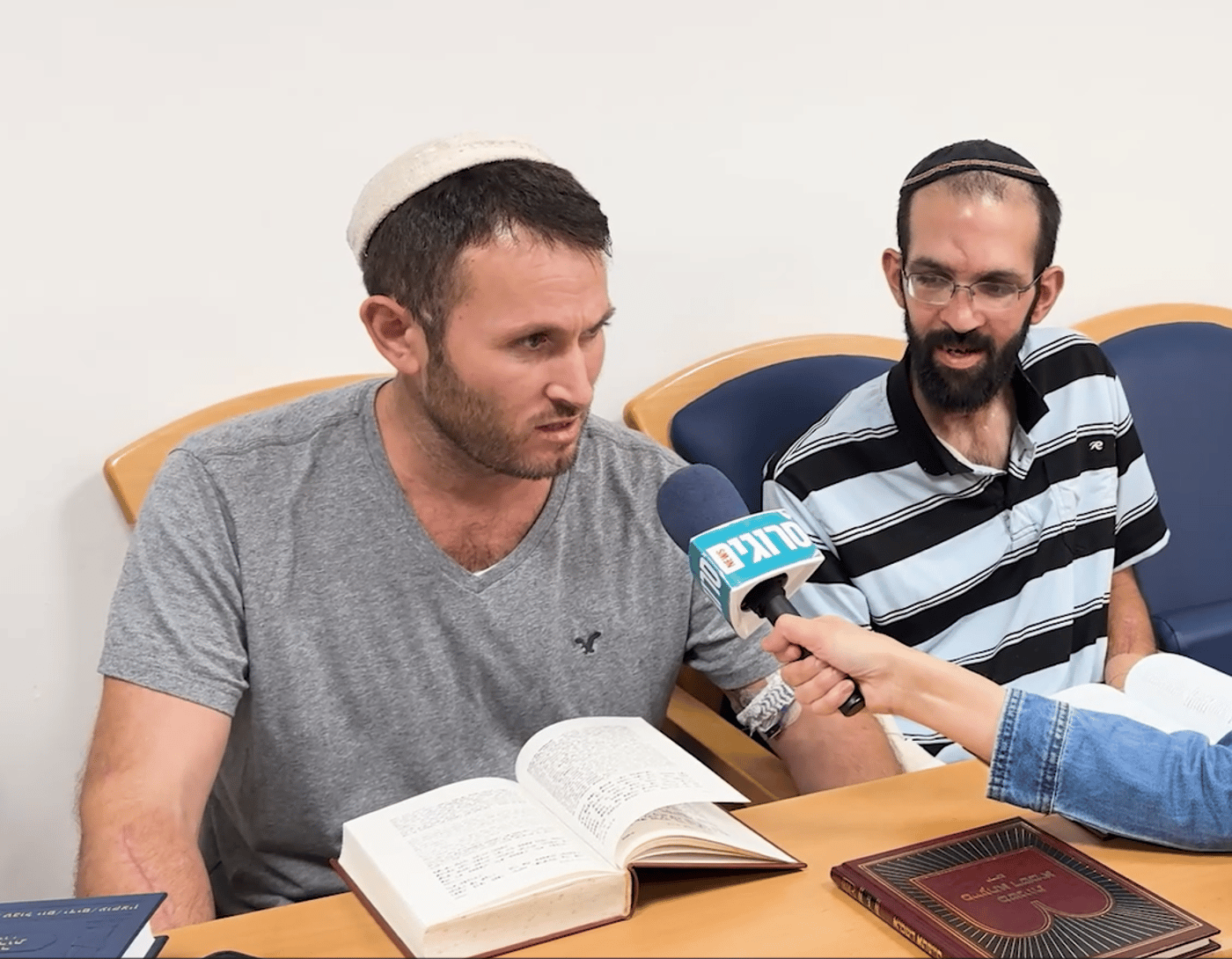 החברים שנפצעו בידיים לומדים יחד מסכת ידיים