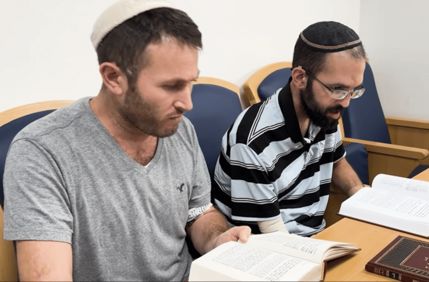 החברים שנפצעו בידיים לומדים יחד מסכת ידיים