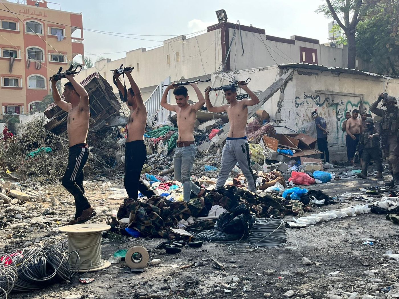 תיעוד: 70 מחבלי חמאס יצאו מבית החולים ונכנעו