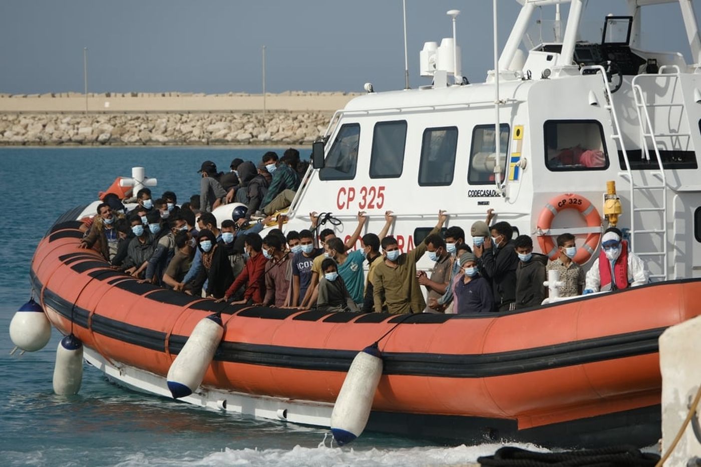 אסון בחופי לוב: 61 הרוגים בטביעת ספינת מהגרים