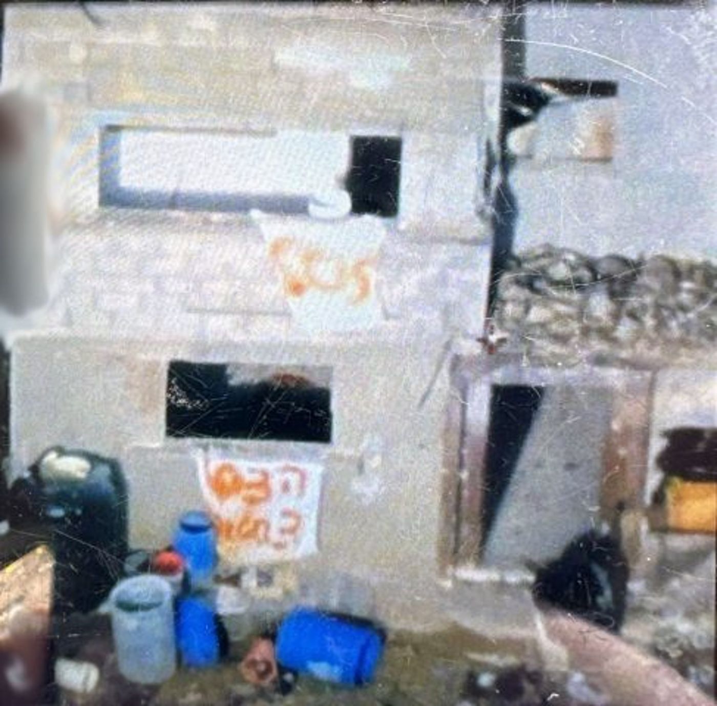 תיעוד: השלטים שהחטופים שנורו השאירו בשטח