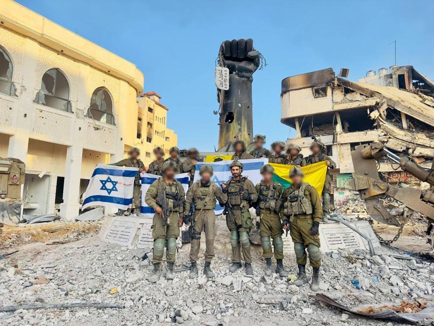 צפו: כיכר ובה פסל המפאר את חטיפת החיילים הושמדה