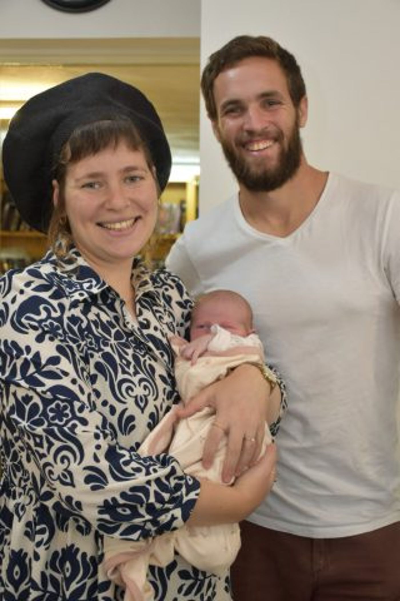 מעוז פניגשטיין הי"ד לצד אודיה וטנא (באדיבות המשפחה)