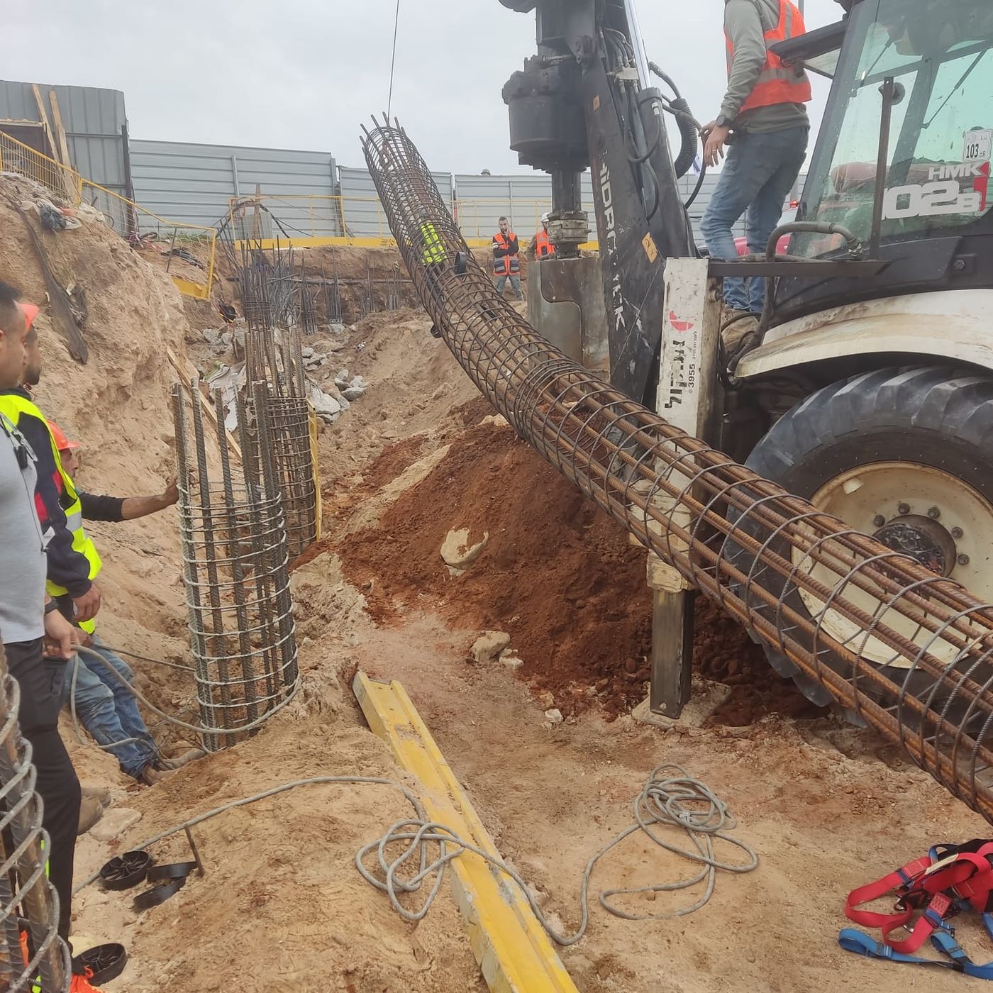 דרמה בנתניה: פועל נפל לבור בגובה 12 מטר וחולץ