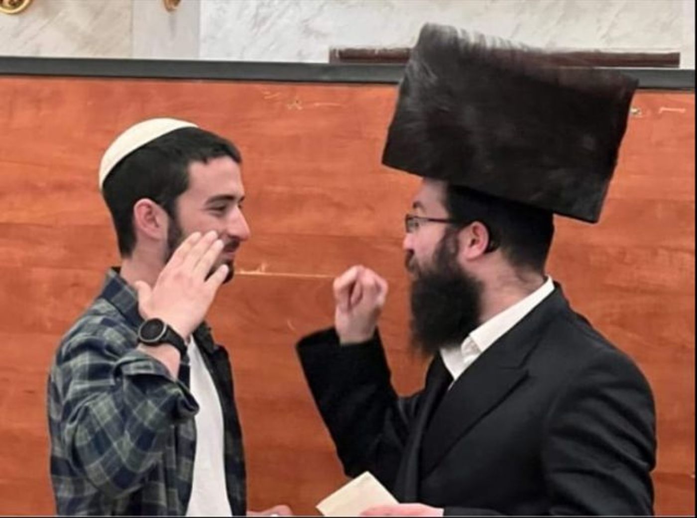 (אורי עם אחיו חסיד קרלין)