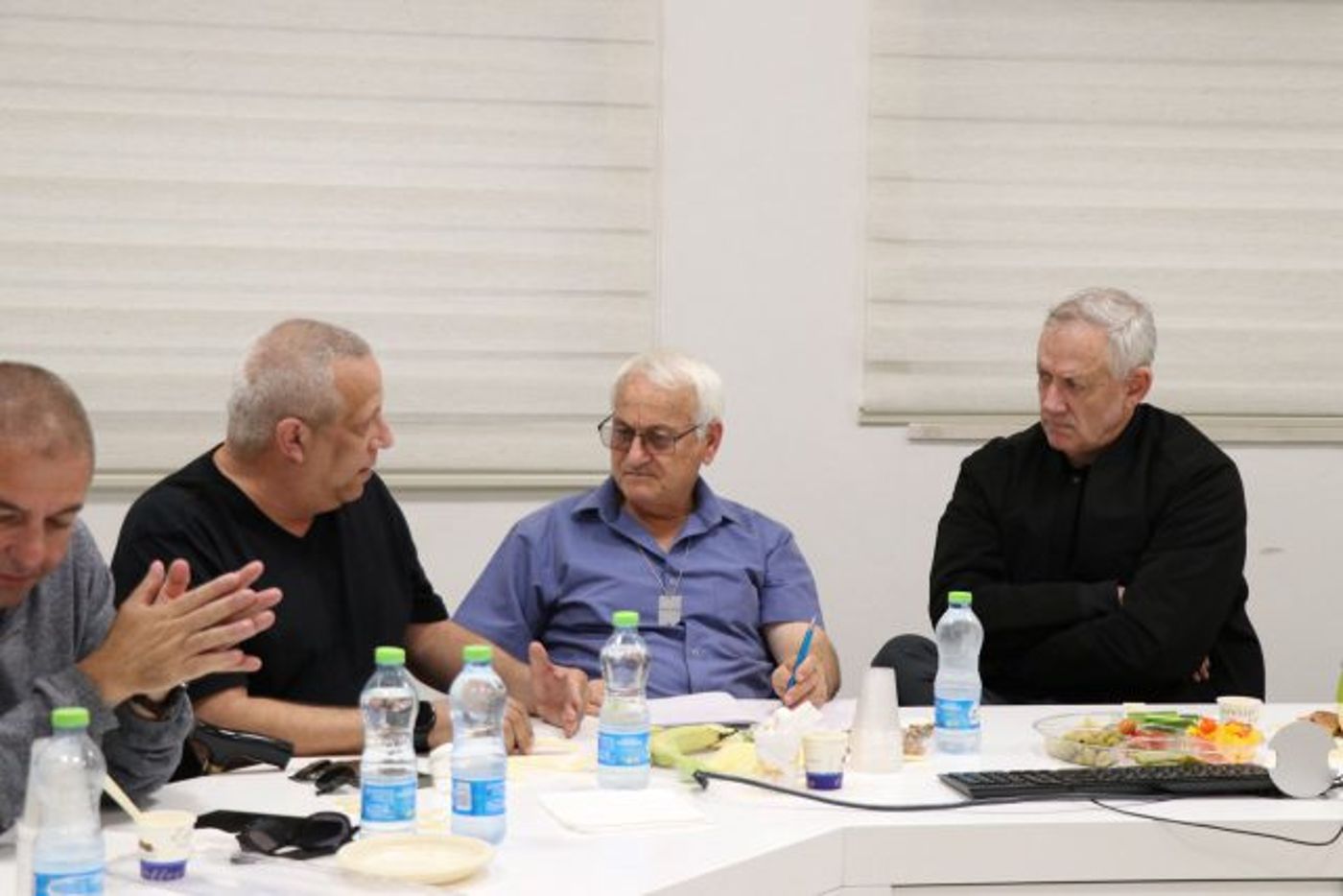 גנץ עם ראשי הרשויות בדרום