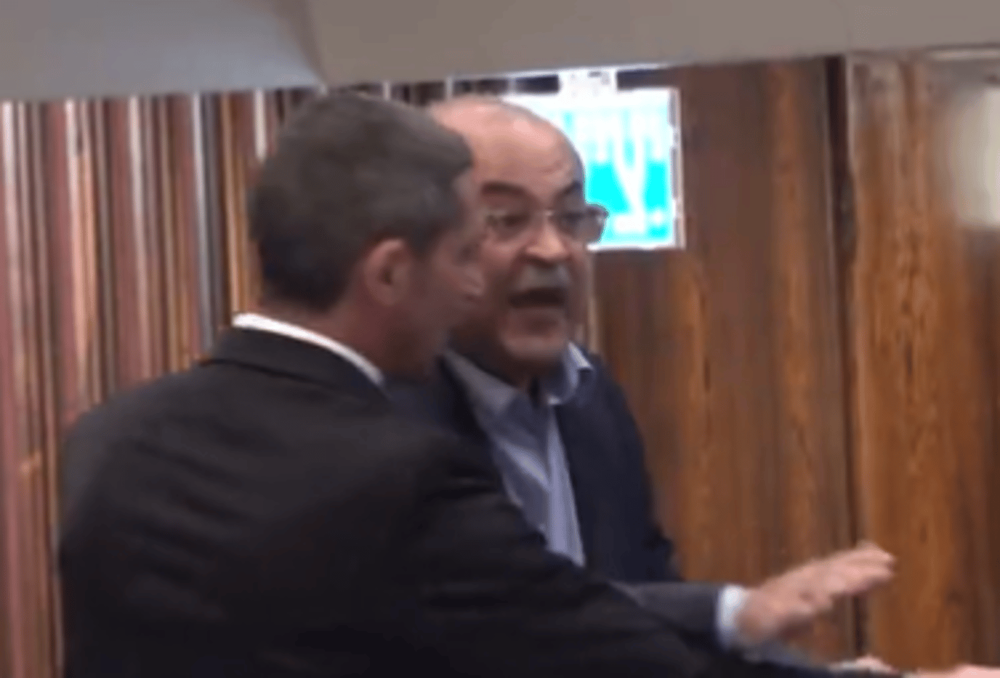 אחמד טיבי הוצא בכוח מהמליאה: "אתה אפס". צפו