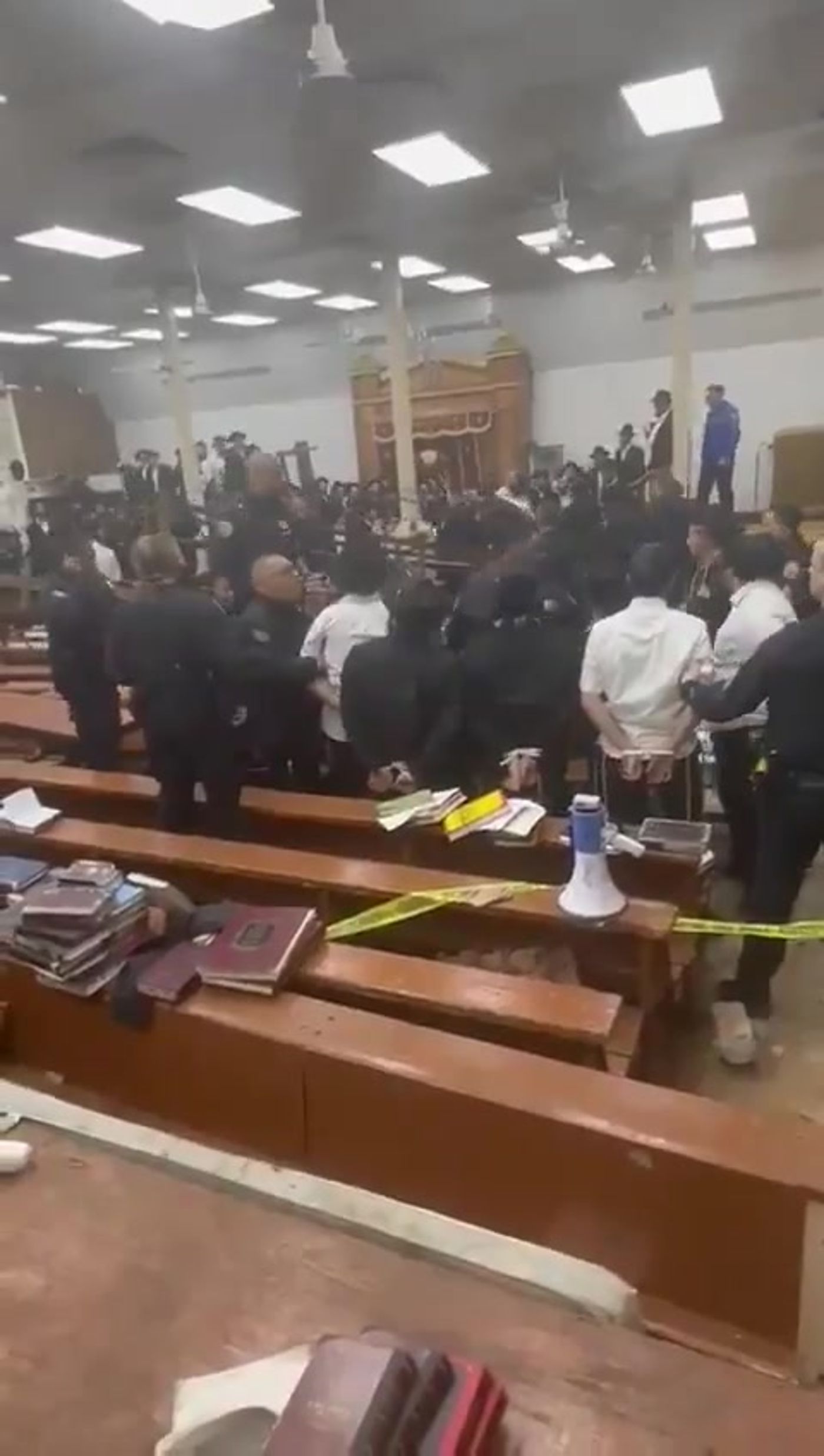 בחורי ישיבה שברו קירות בבניין 770 של חב"ד ונעצרו