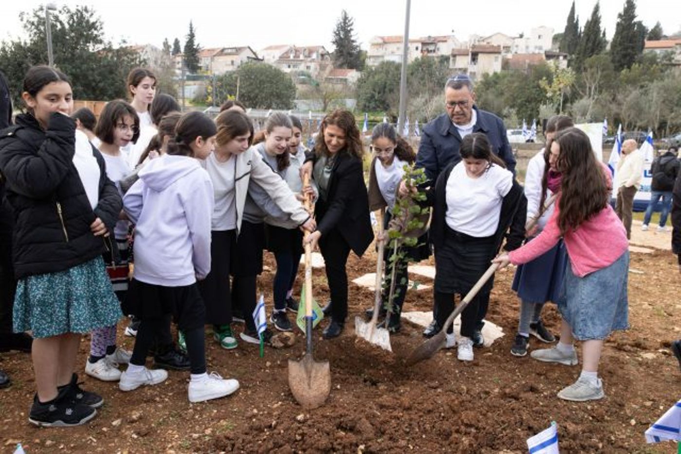 ראש העיר ויו"ר קק"ל נוטעים עם הילדים